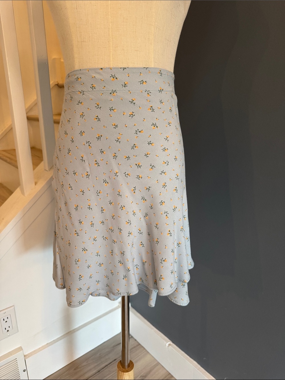 Brandy Melville Blue Floral Wrap Tie Skirt. O/S
Small yellow and green flowers